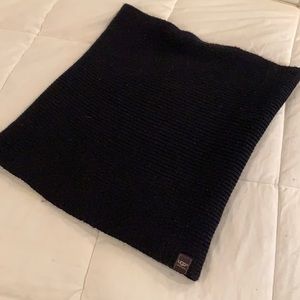 UGG infinity scarf made of 50% wool, 30% acrylic, 20% nylon.